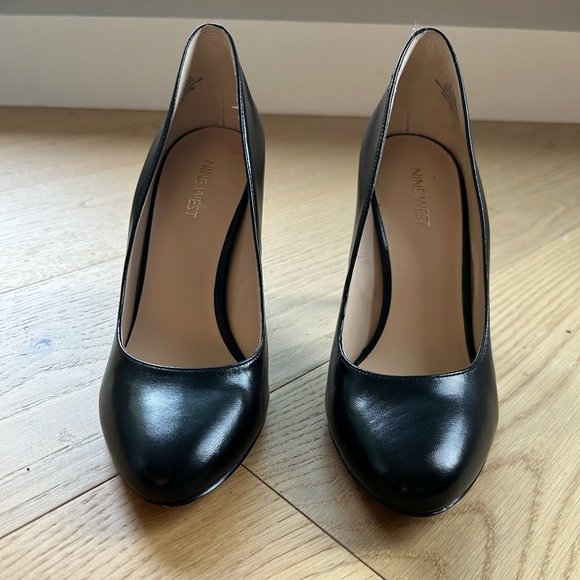 Nine West black leather pumps - size 8 - Picture 2 of 4